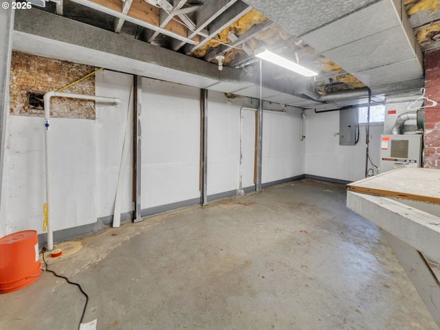 2270 CENTER St, Salem, OR 97301