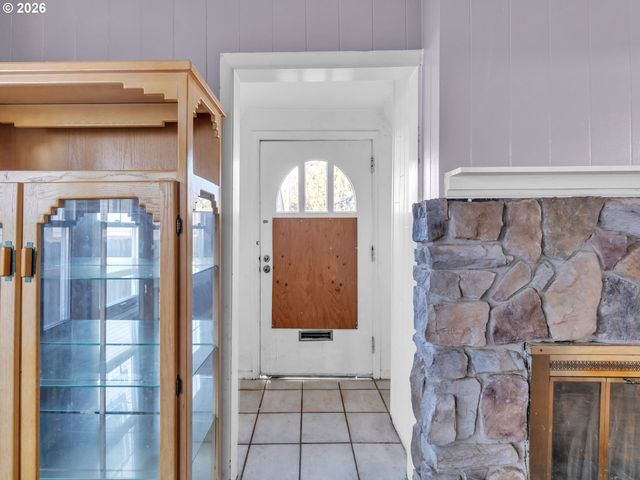 2270 CENTER St, Salem, OR 97301