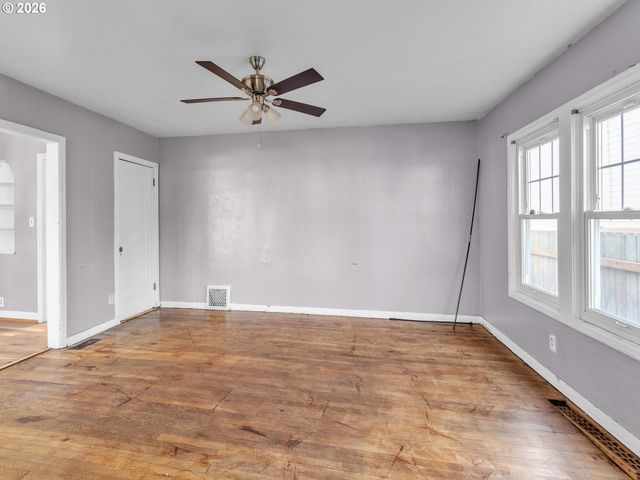 2270 CENTER St, Salem, OR 97301