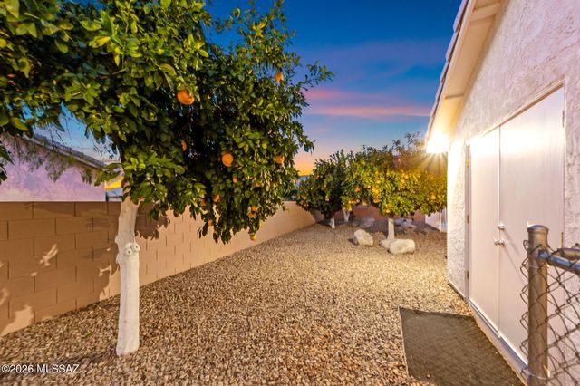 8647 E Louhelen Way, Tucson, AZ 85747