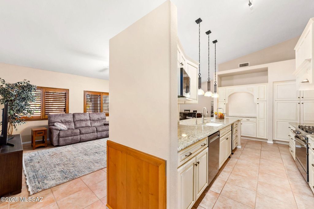Image 12 of property listing at 8647 E Louhelen Way, Tucson, AZ 85747