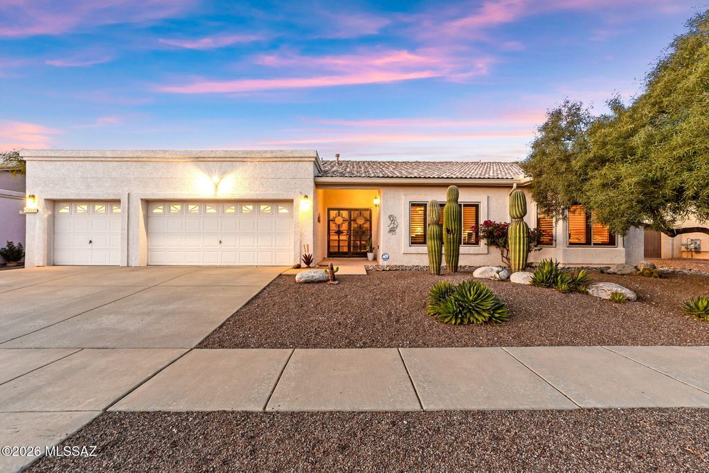 Image 3 of property listing at 8647 E Louhelen Way, Tucson, AZ 85747