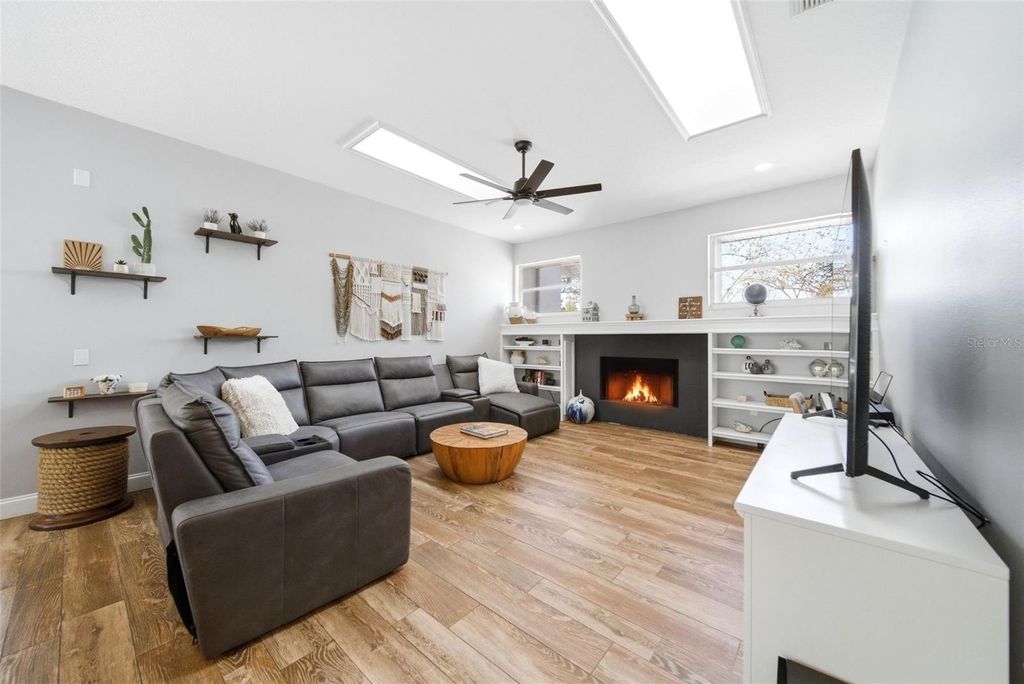 Image 11 of property listing at 113 SANDY OAKS PLACE, Longwood, FL 32779