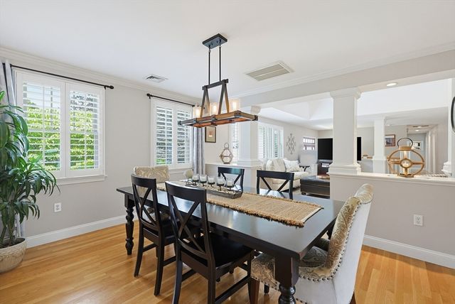 16 Mansion Rd, Wakefield, MA 01880