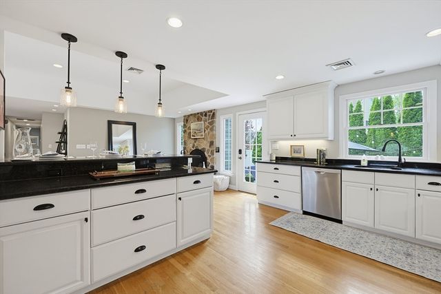 16 Mansion Rd, Wakefield, MA 01880