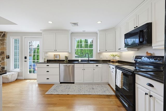 16 Mansion Rd, Wakefield, MA 01880