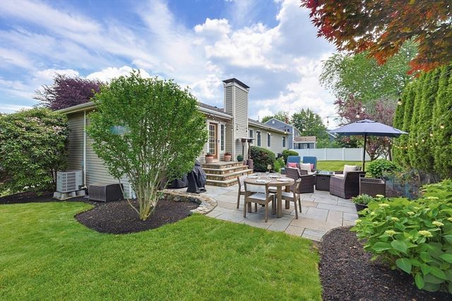 16 Mansion Rd, Wakefield, MA 01880