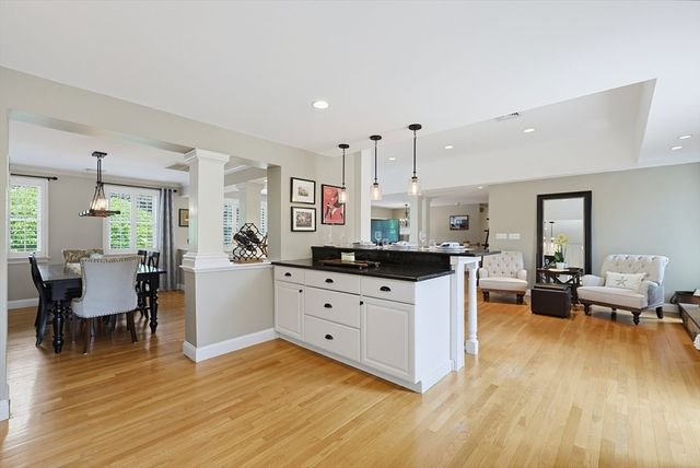 16 Mansion Rd, Wakefield, MA 01880