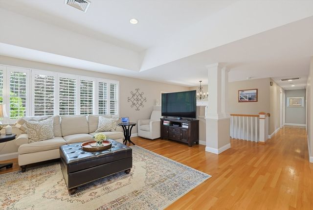 16 Mansion Rd, Wakefield, MA 01880
