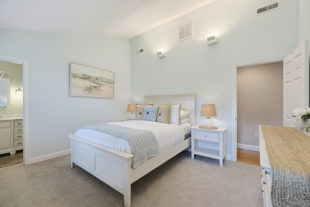 16 Mansion Rd, Wakefield, MA 01880
