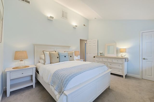 16 Mansion Rd, Wakefield, MA 01880