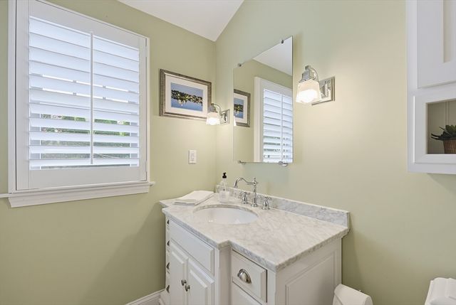 16 Mansion Rd, Wakefield, MA 01880