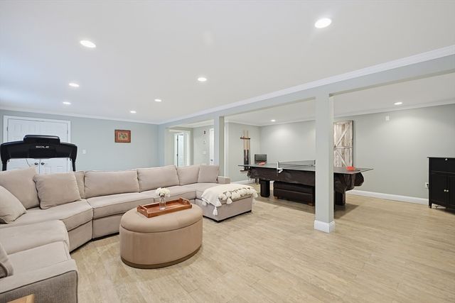16 Mansion Rd, Wakefield, MA 01880