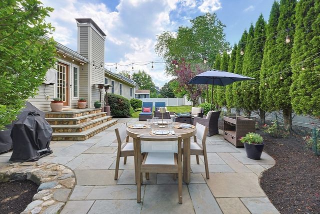 16 Mansion Rd, Wakefield, MA 01880
