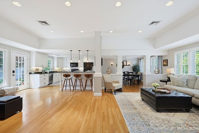 16 Mansion Rd, Wakefield, MA 01880