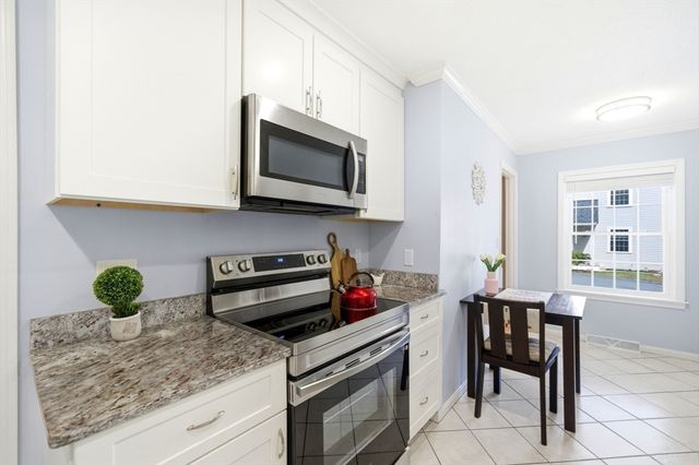 160 Pine St 11, Newton, MA 02466