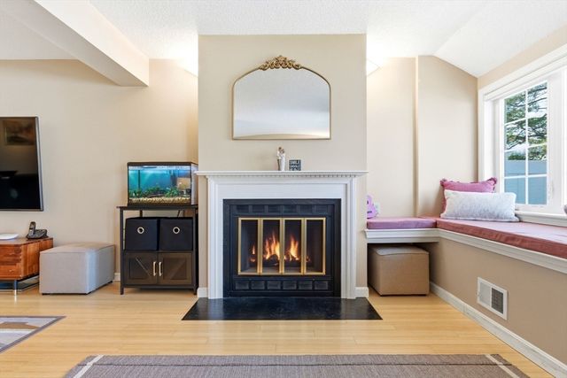 160 Pine St 11, Newton, MA 02466