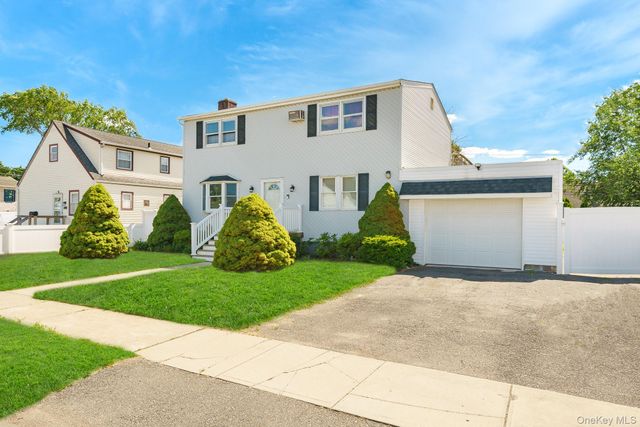 21 Lido Parkway, Lindenhurst, NY 11757