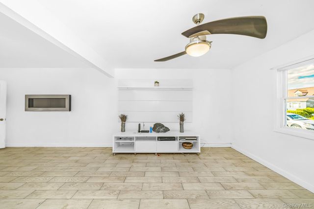21 Lido Parkway, Lindenhurst, NY 11757