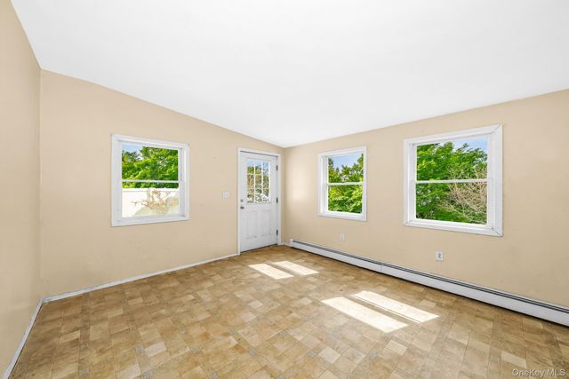 21 Lido Parkway, Lindenhurst, NY 11757