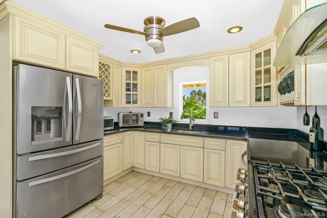 21 Lido Parkway, Lindenhurst, NY 11757