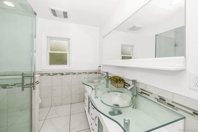 21 Lido Parkway, Lindenhurst, NY 11757