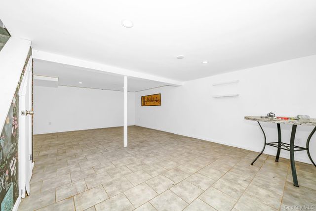21 Lido Parkway, Lindenhurst, NY 11757