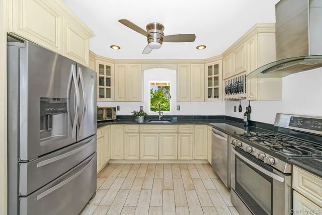 21 Lido Parkway, Lindenhurst, NY 11757