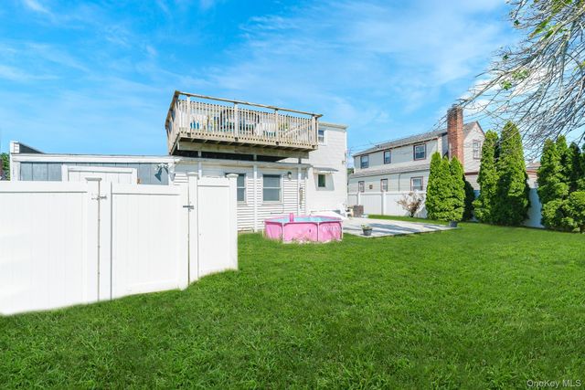 21 Lido Parkway, Lindenhurst, NY 11757