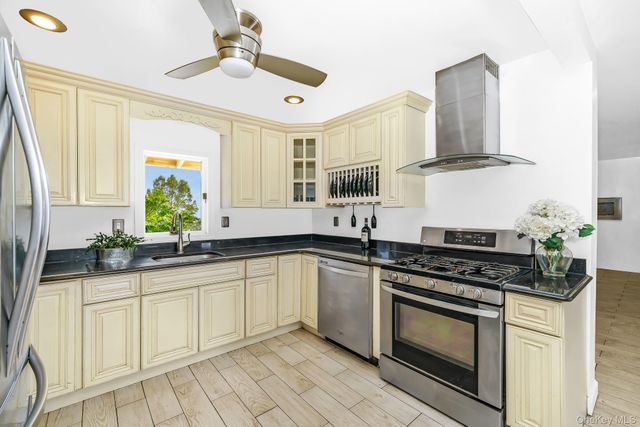21 Lido Parkway, Lindenhurst, NY 11757