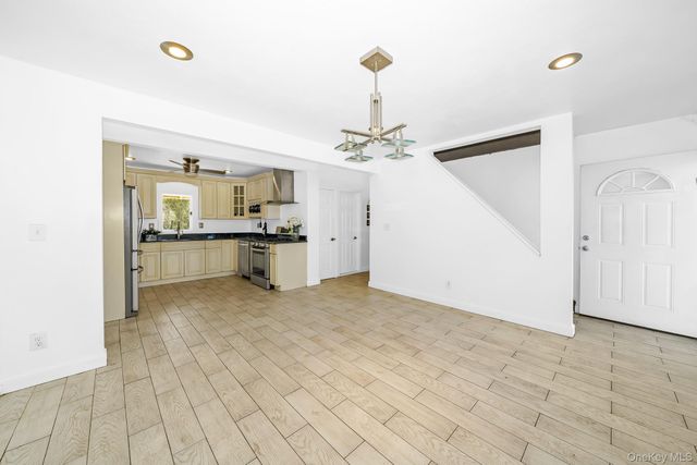 21 Lido Parkway, Lindenhurst, NY 11757