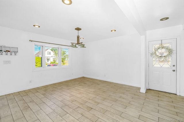 21 Lido Parkway, Lindenhurst, NY 11757