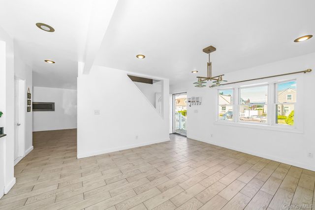 21 Lido Parkway, Lindenhurst, NY 11757
