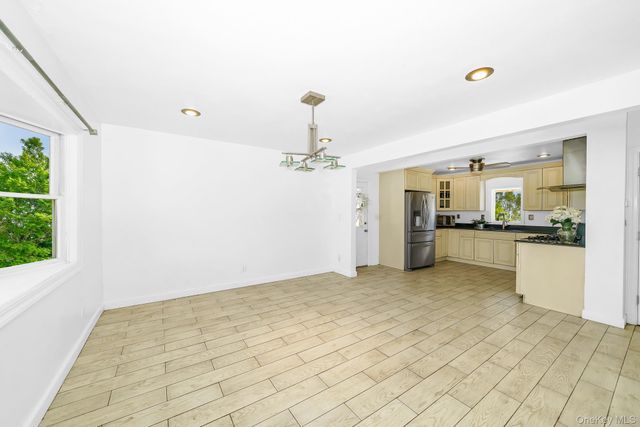 21 Lido Parkway, Lindenhurst, NY 11757