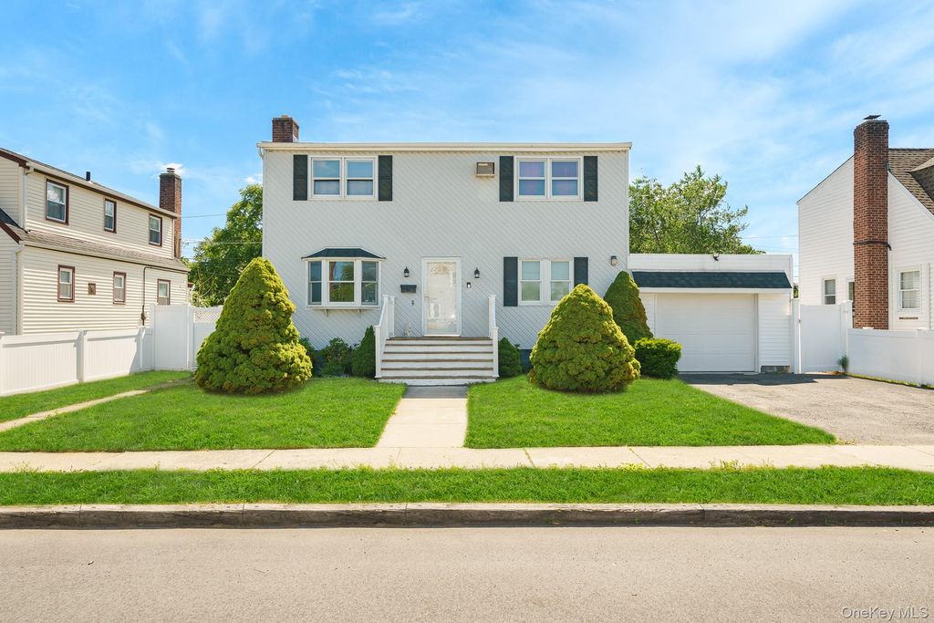 21 Lido Parkway, Lindenhurst, NY 11757