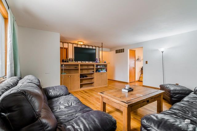 946 Mission Avenue, Manhattan, KS 66502