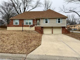 422 Sunset Drive, Lee's Summit, MO 64081