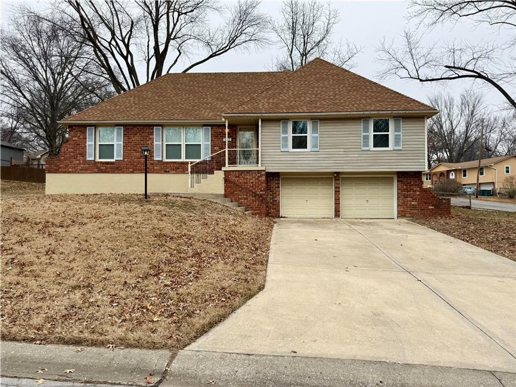 422 Sunset Drive, Lee's Summit, MO 64081