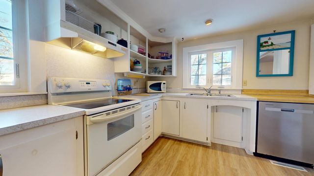 33 Kelleys Pond Road, West Dennis, MA 02670