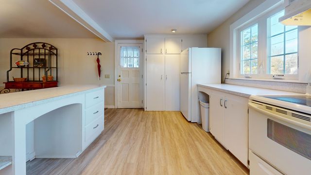 33 Kelleys Pond Road, West Dennis, MA 02670