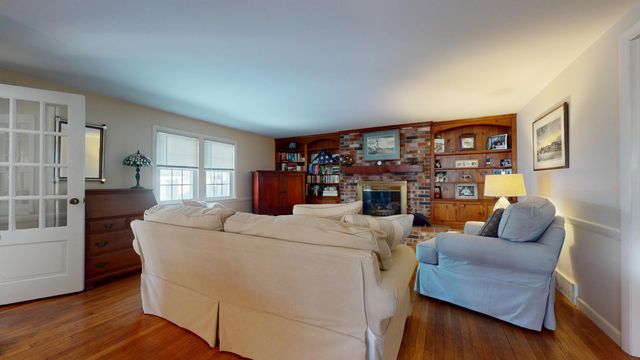 33 Kelleys Pond Road, West Dennis, MA 02670