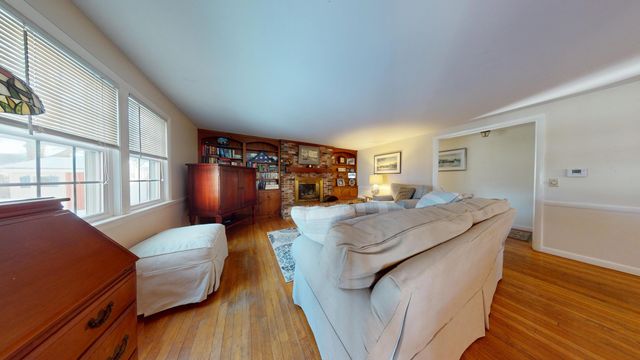 33 Kelleys Pond Road, West Dennis, MA 02670