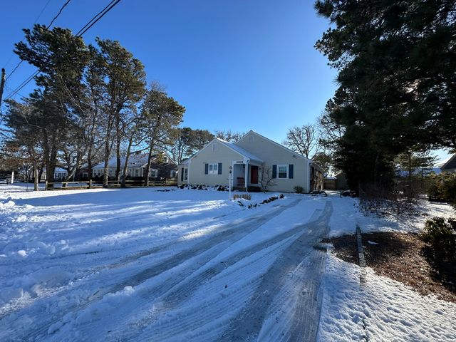 33 Kelleys Pond Road, West Dennis, MA 02670