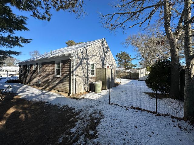 33 Kelleys Pond Road, West Dennis, MA 02670