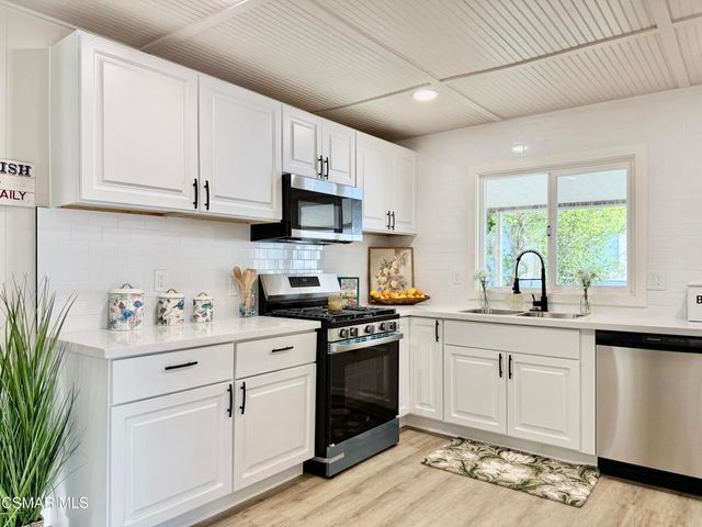 21 Poinsettia Gardens Drive 21, Ventura, CA 93004