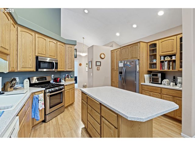 1732 E SIXTH Ave, Sutherlin, OR 97479