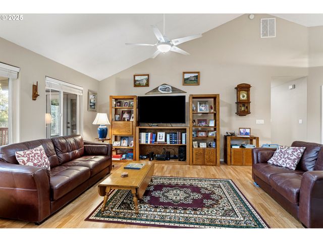 1732 E SIXTH Ave, Sutherlin, OR 97479