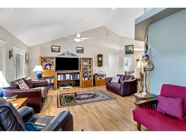 1732 E SIXTH Ave, Sutherlin, OR 97479