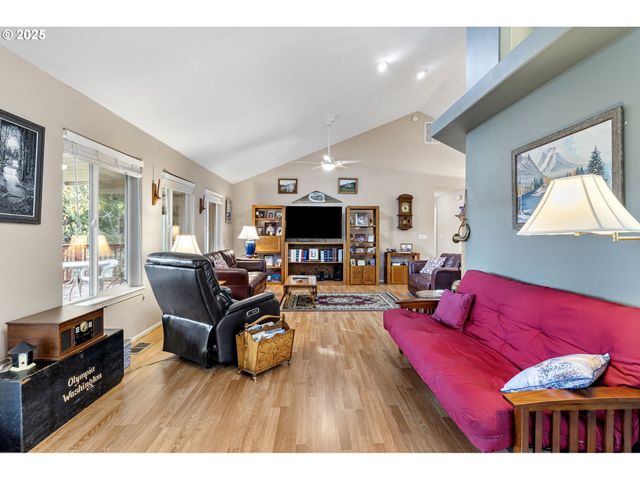 1732 E SIXTH Ave, Sutherlin, OR 97479