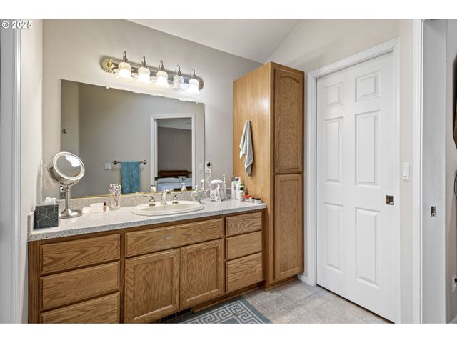 1732 E SIXTH Ave, Sutherlin, OR 97479